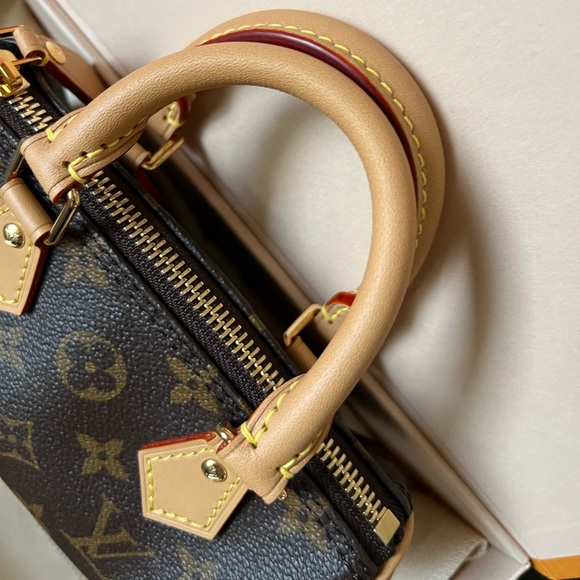 LOUIS VUITTON
Monogram Nano Speedy Bandouliere - Picture 7 of 16